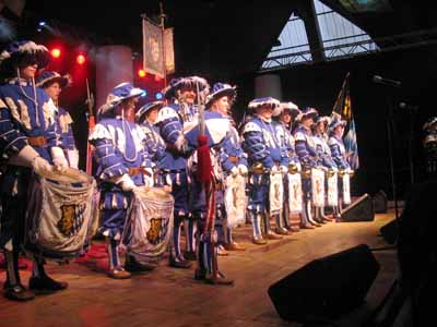 Endlich erfolgte der Einzug in die Halle, wo das Publikum schon sehnsüchtig auf die Eröffnung wartete. Nach der Ansprache der Offiziellen, verbunden mit den Wünschen auf einen harmonischen Verlauf des Festes, durfte dann endlich getanzt werden.