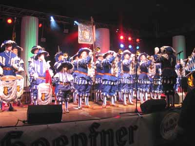 Endlich erfolgte der Einzug in die Halle, wo das Publikum schon sehnsüchtig auf die Eröffnung wartete. Nach der Ansprache der Offiziellen, verbunden mit den Wünschen auf einen harmonischen Verlauf des Festes, durfte dann endlich getanzt werden.