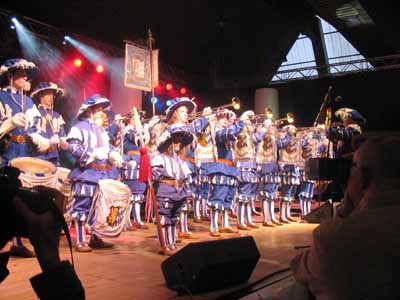 Endlich erfolgte der Einzug in die Halle, wo das Publikum schon sehnsüchtig auf die Eröffnung wartete. Nach der Ansprache der Offiziellen, verbunden mit den Wünschen auf einen harmonischen Verlauf des Festes, durfte dann endlich getanzt werden.