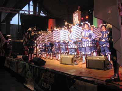 Endlich erfolgte der Einzug in die Halle, wo das Publikum schon sehnsüchtig auf die Eröffnung wartete. Nach der Ansprache der Offiziellen, verbunden mit den Wünschen auf einen harmonischen Verlauf des Festes, durfte dann endlich getanzt werden.